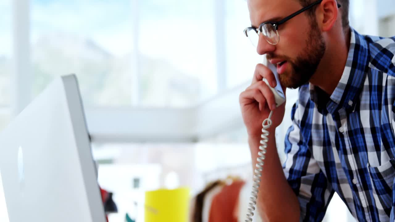 Ejecutivo masculino hablando por teléfono