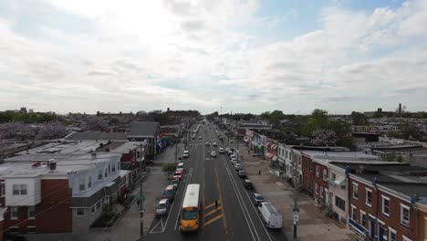 Paso-Elevado-Aéreo-Sobre-La-Calle-Principal-Del-Barrio-De-Kensington-Con-Casas-De-Clase-Baja