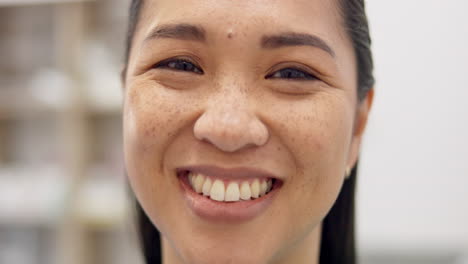 Rostro,-Mujer-Y-Sonrisa-Para-La-Atención-Sanitaria