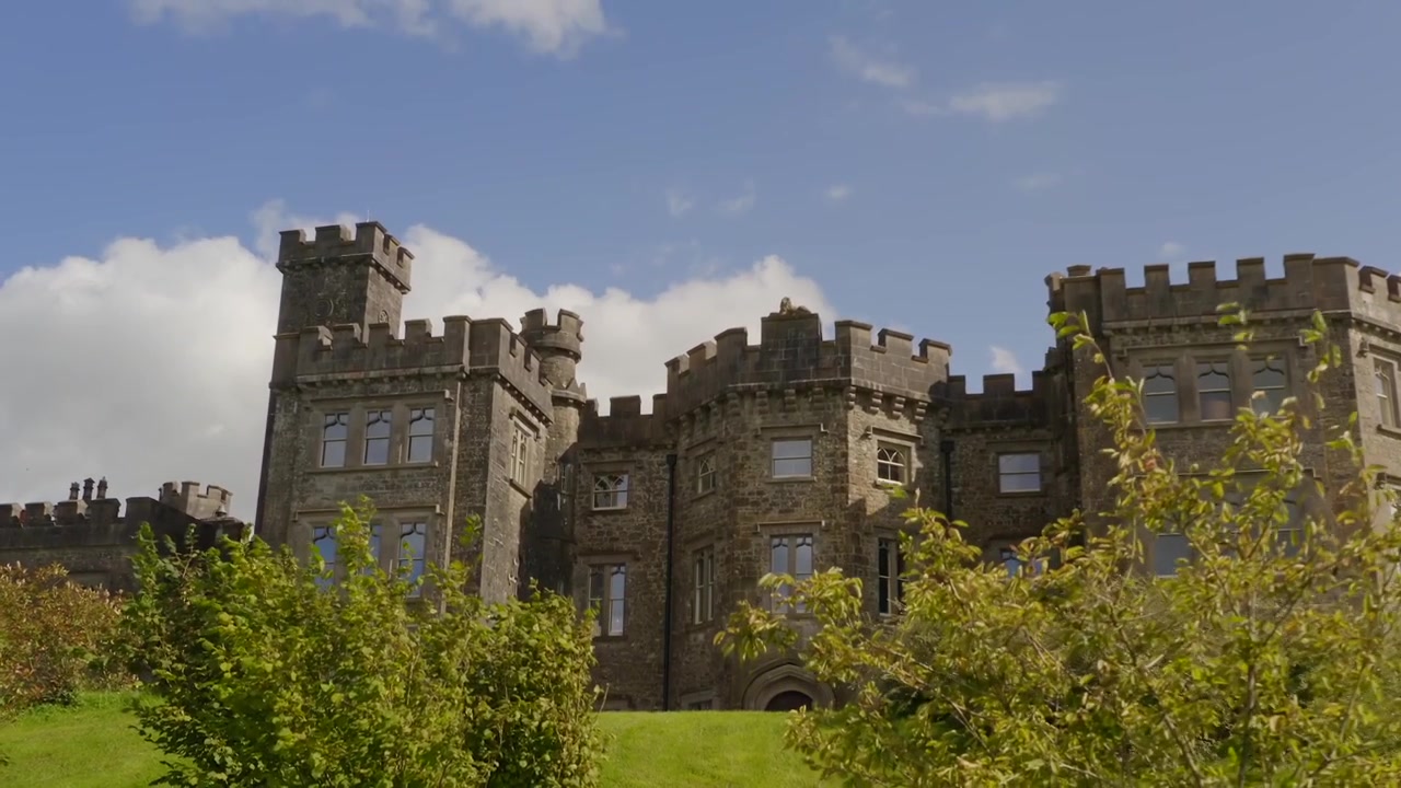 Imponente Castello di Killua ripreso con carrello dai suoi giardini. Irlanda.