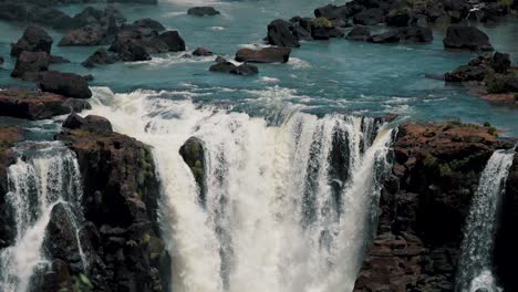 Nahaufnahme-Des-Wassers,-Das-An-Den-Iguazú-Wasserfällen-In-Brasilien-Und-Argentinien-Herabstürzt