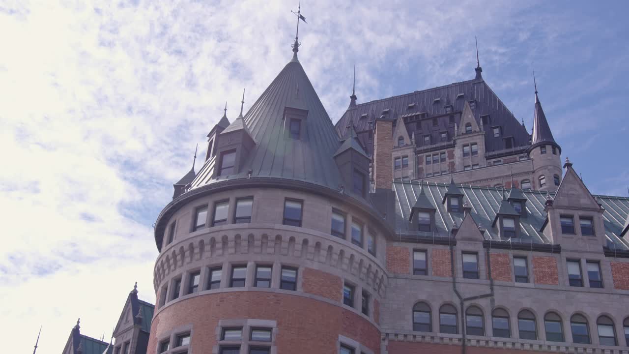 широкий низкий угол chateau frontenac в квебеке, канада, в солнечный день