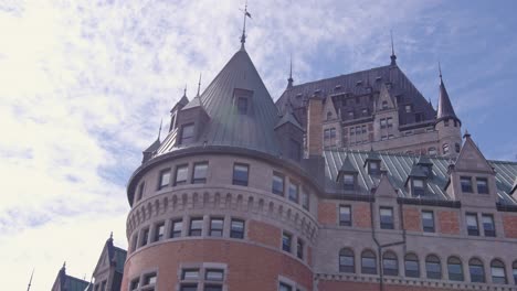 Amplio-ángulo-Bajo-Del-Chateau-Frontenac-En-La-Ciudad-De-Quebec,-Canadá,-En-Un-Día-Soleado