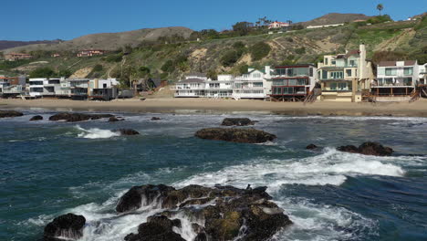 Hermosas-Casas-Frente-Al-Mar-En-La-Famosa-Playa-De-Malibu,-Cerca-De-Los-ángeles,-California,-Ee.uu.