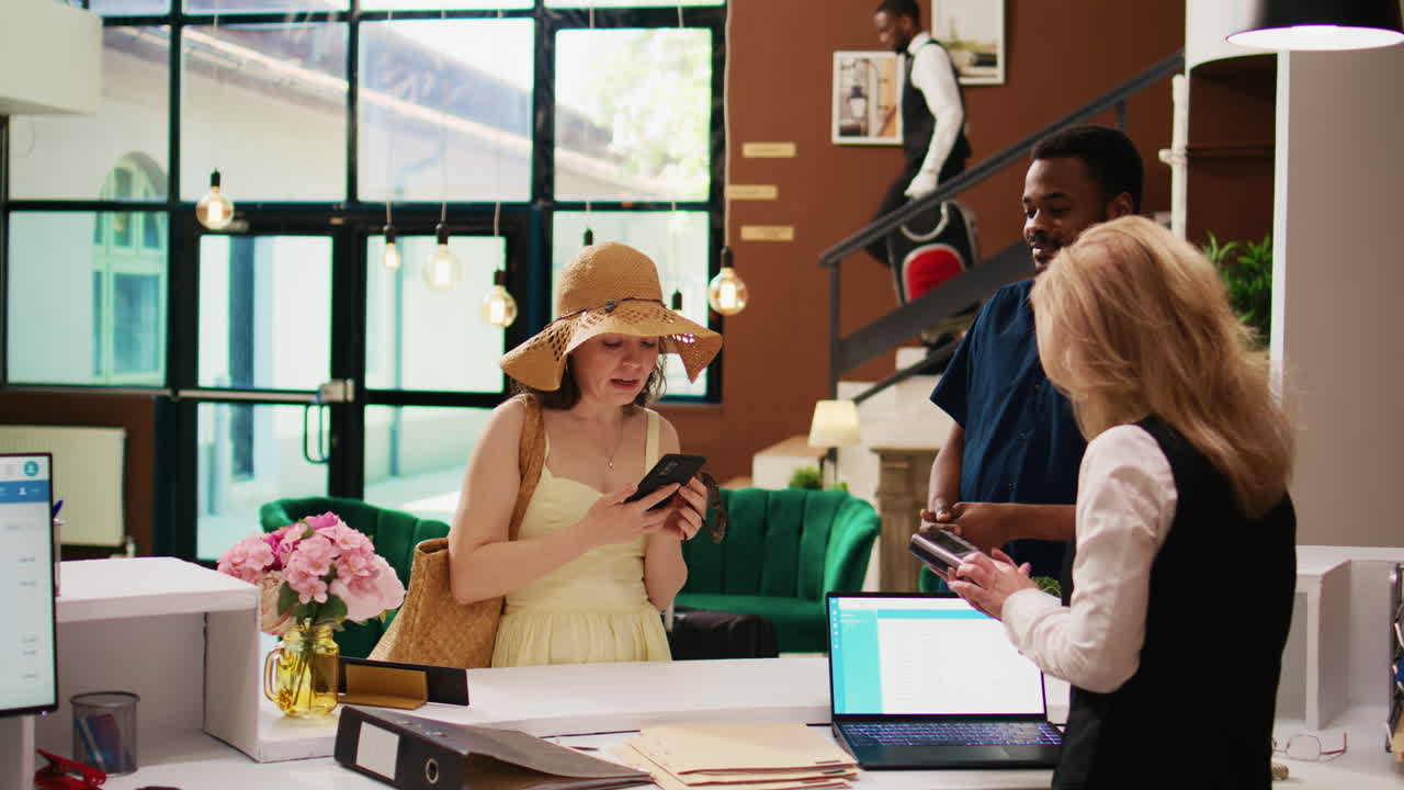 huéspedes que utilizan el pago nfc móvil