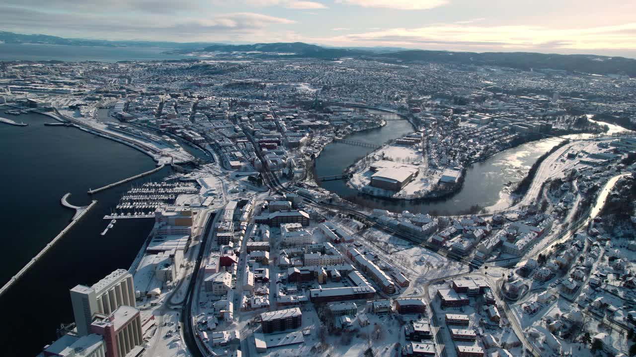 노르웨이의 트론헤임의 드론 촬영,  ⁇ 은 겨울 날, 건물, 항구, 강