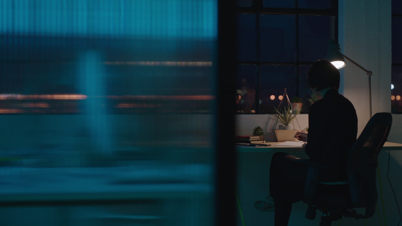 mujer de negocios sénior trabajando hasta tarde escribiendo sentada en el escritorio mujer emprendedora madura en el espacio de trabajo de la oficina sola