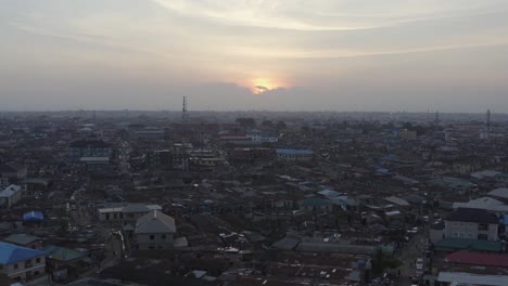 ciudad al anochecer nigeria drone 07