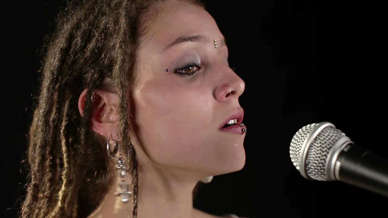 여성 가수이자 타악기 드럼 연주자