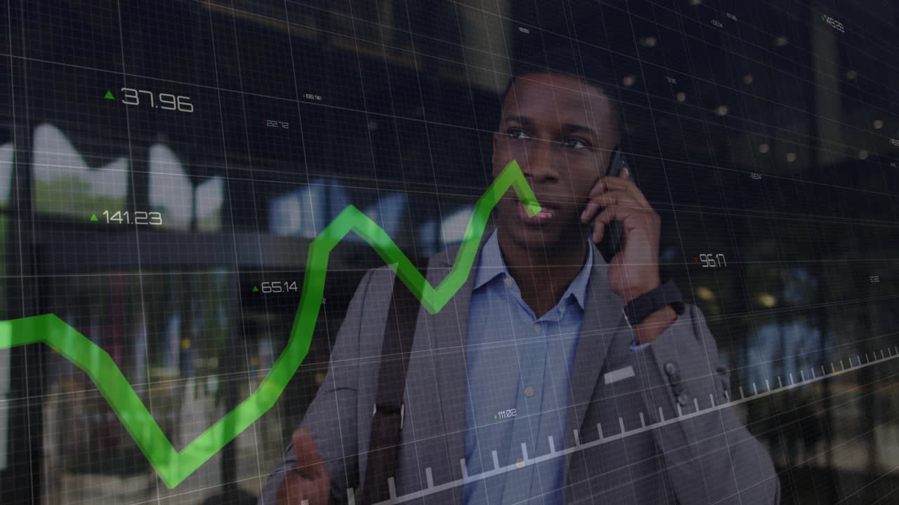 Animação de processamento de dados e diagramas sobre empresário birracial usando smartphone