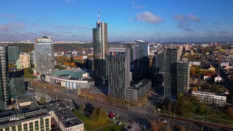 Acercándose-Al-Negocio-Central-De-Vilnius-Directamente-Por-Aire-En-El-Soleado-Día-De-Otoño