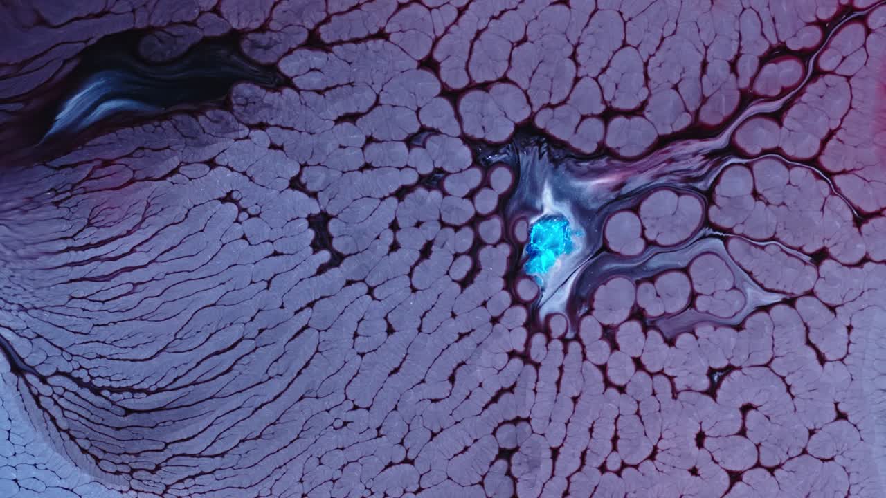 vivos patrones de tinta girando en el agua creando arte abstracto