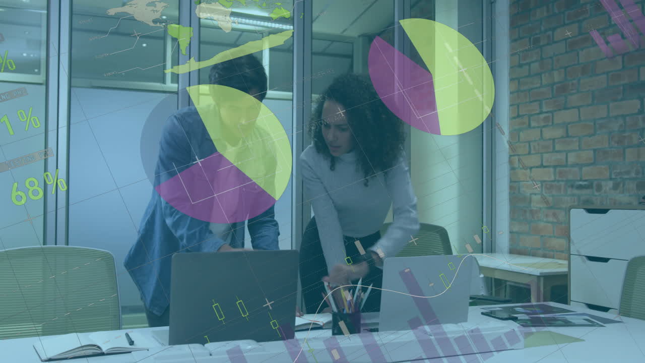 animación del procesamiento de datos financieros sobre diversos colegas que discuten el trabajo en la oficina