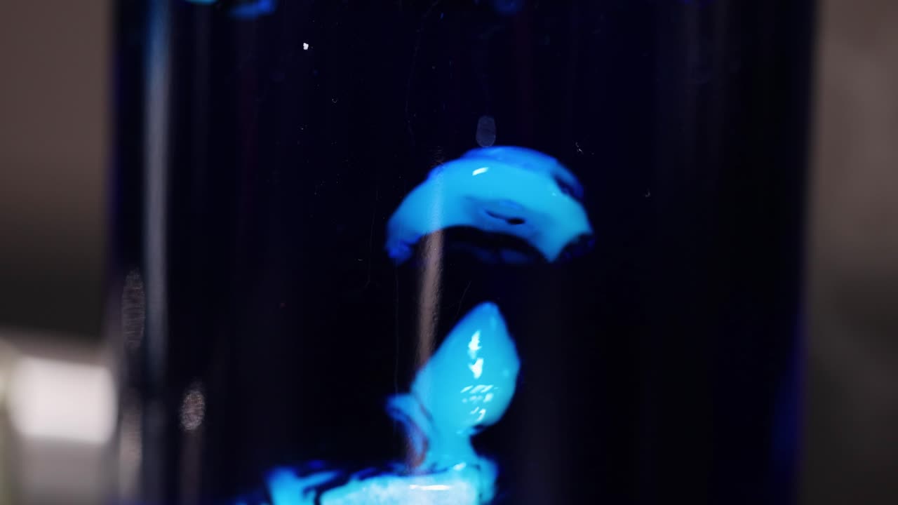 reacción colorida en un vaso con humo