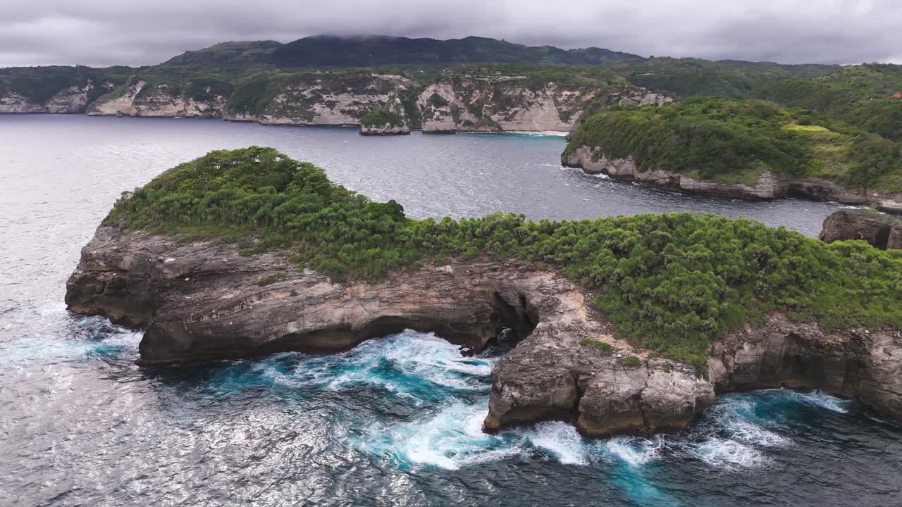 Uzak denizde bulunan Elmas Plajı, ön planda Batuabah, Penida adası