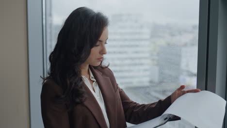 Mujer-Consultora-Que-Busca-Documentos-Preocupada-De-Cerca.-Contrato-De-Lectura-De-Dama-Inteligente