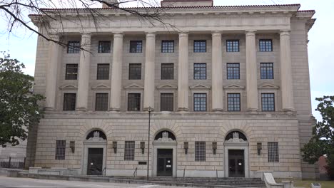 establishing shot of the montgomery alabama courthouse