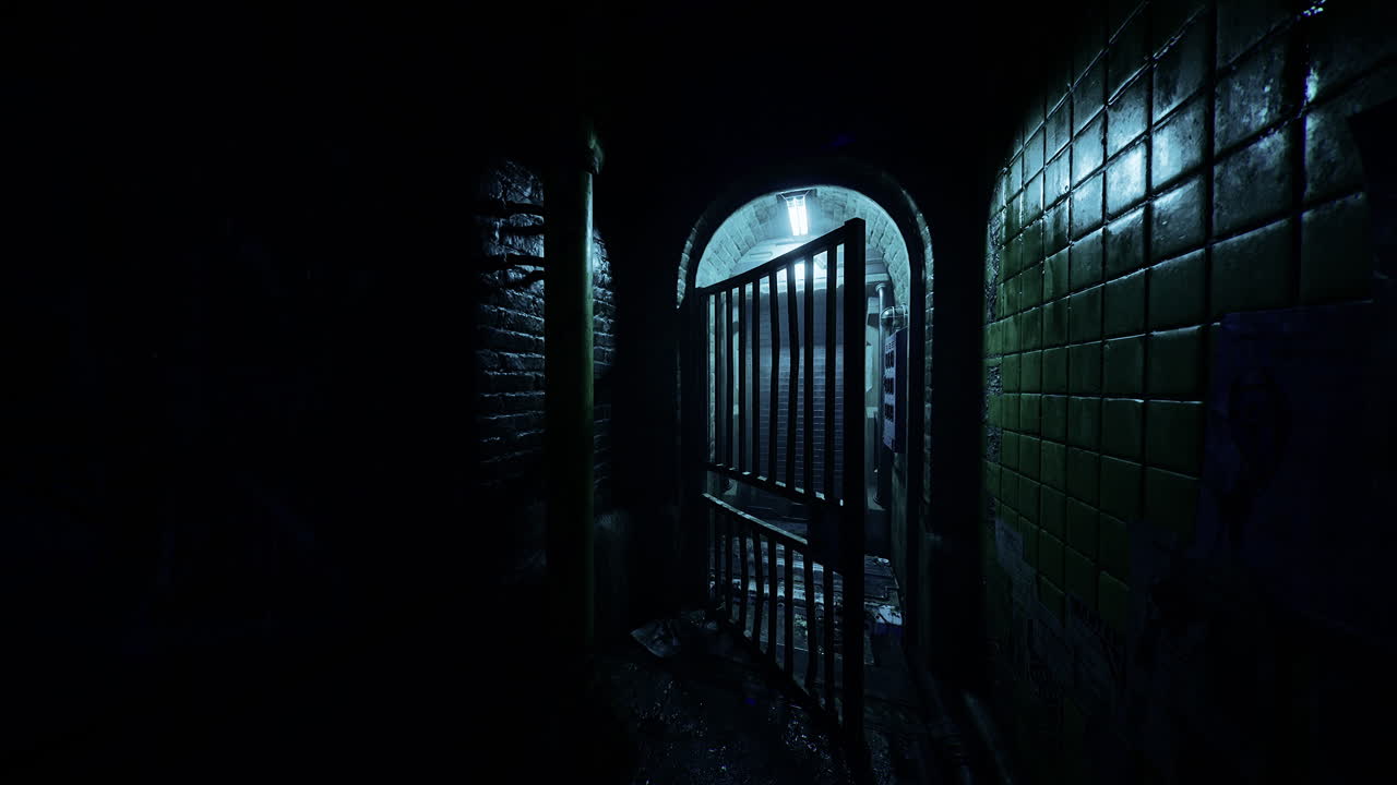 Corredor escuro com uma entrada fechada iluminada por luz fraca