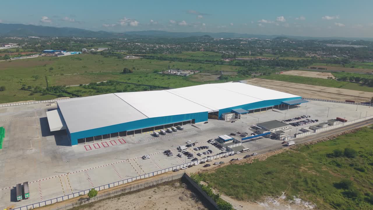 Moderno magazzino di birrificio e complesso industriale a Hato Nuevo, Santo Domingo, Repubblica Dominicana. Vista aerea frontale