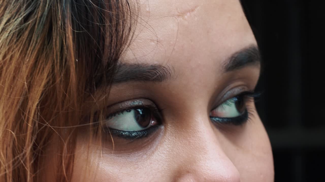 primer plano retrato de mujer hermosa disfrutando de un día soleado y tranquilo