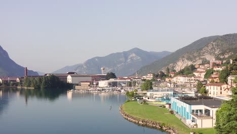 Impresionante-Vista-Aérea-Del-Puerto-Lovere,-Lago-Iseo,-Lombardía,-Italia