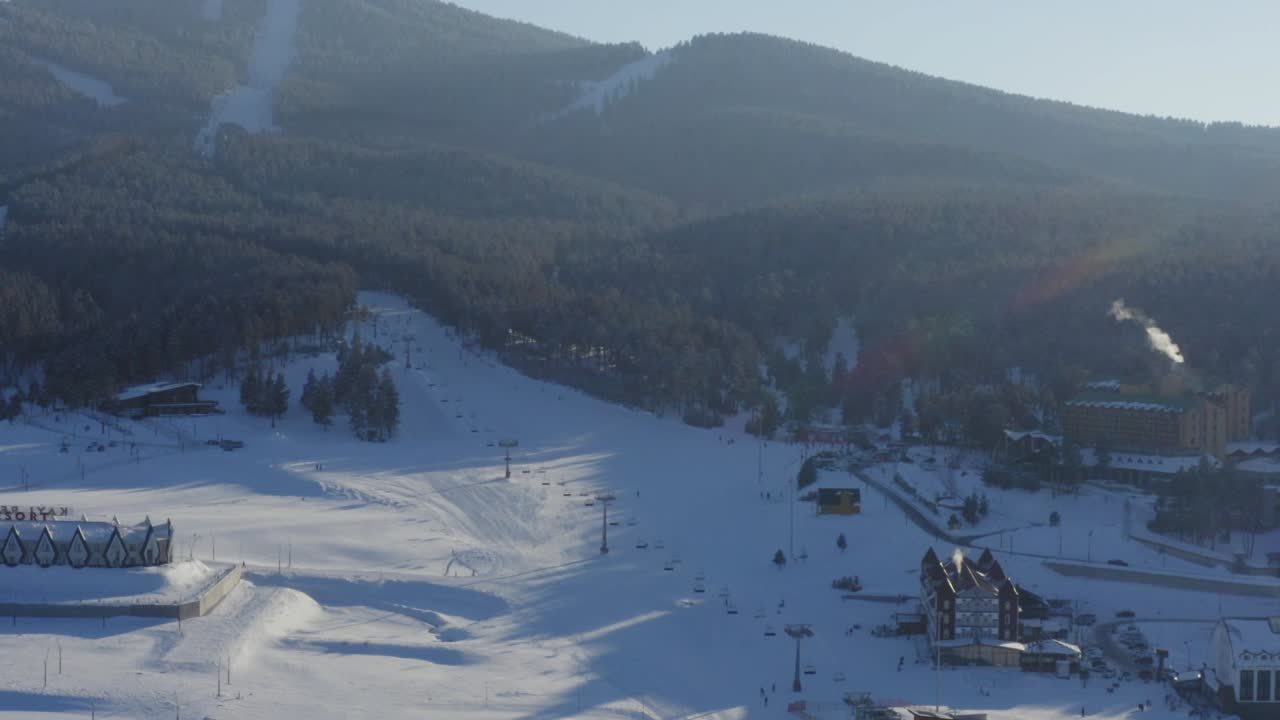 estación de esquí de sarikamis en kars pavo antena del teleférico en la montaña