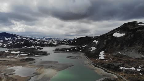 imágenes de drones de 4k del hermoso lago de montaña en el parque nacional de jotunheimen