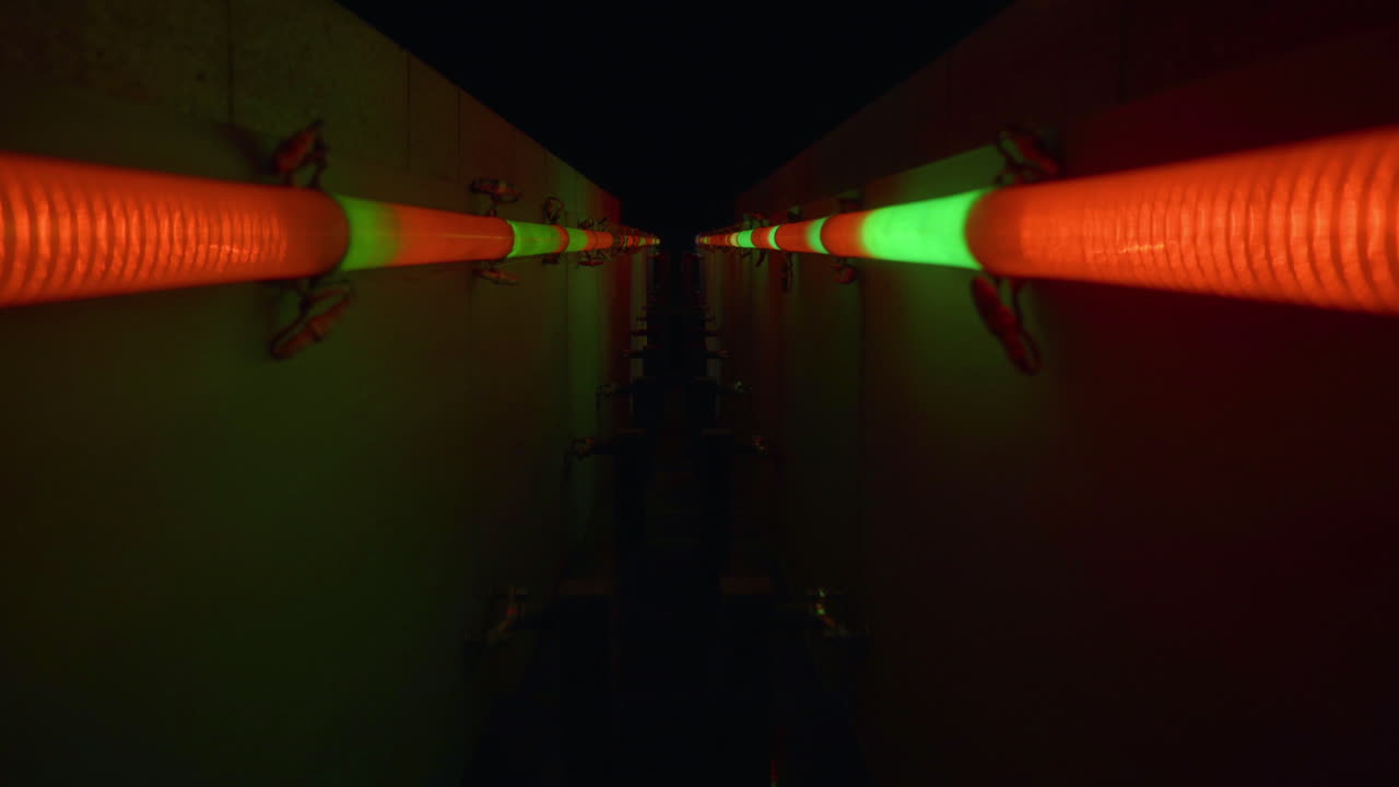 los tubos de neón encienden luces de colores en el cielo nocturno