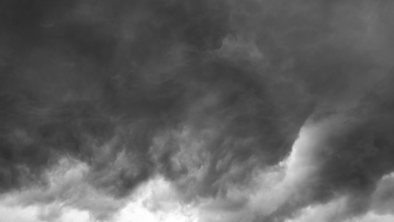 칙칙한 회색 culunimbus 구름과 뇌우 4k