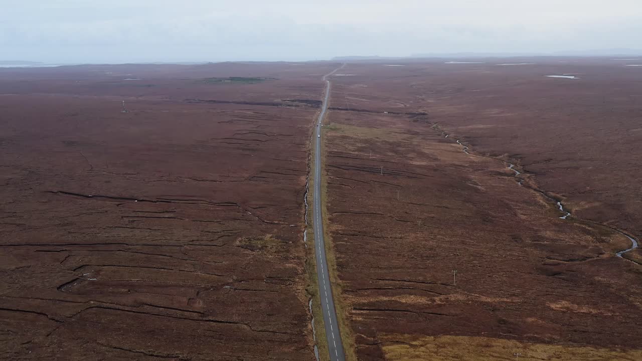 Dronekuva päätiestä, joka yhdistää Stornowayn Lewiksen länsirannikkoon.