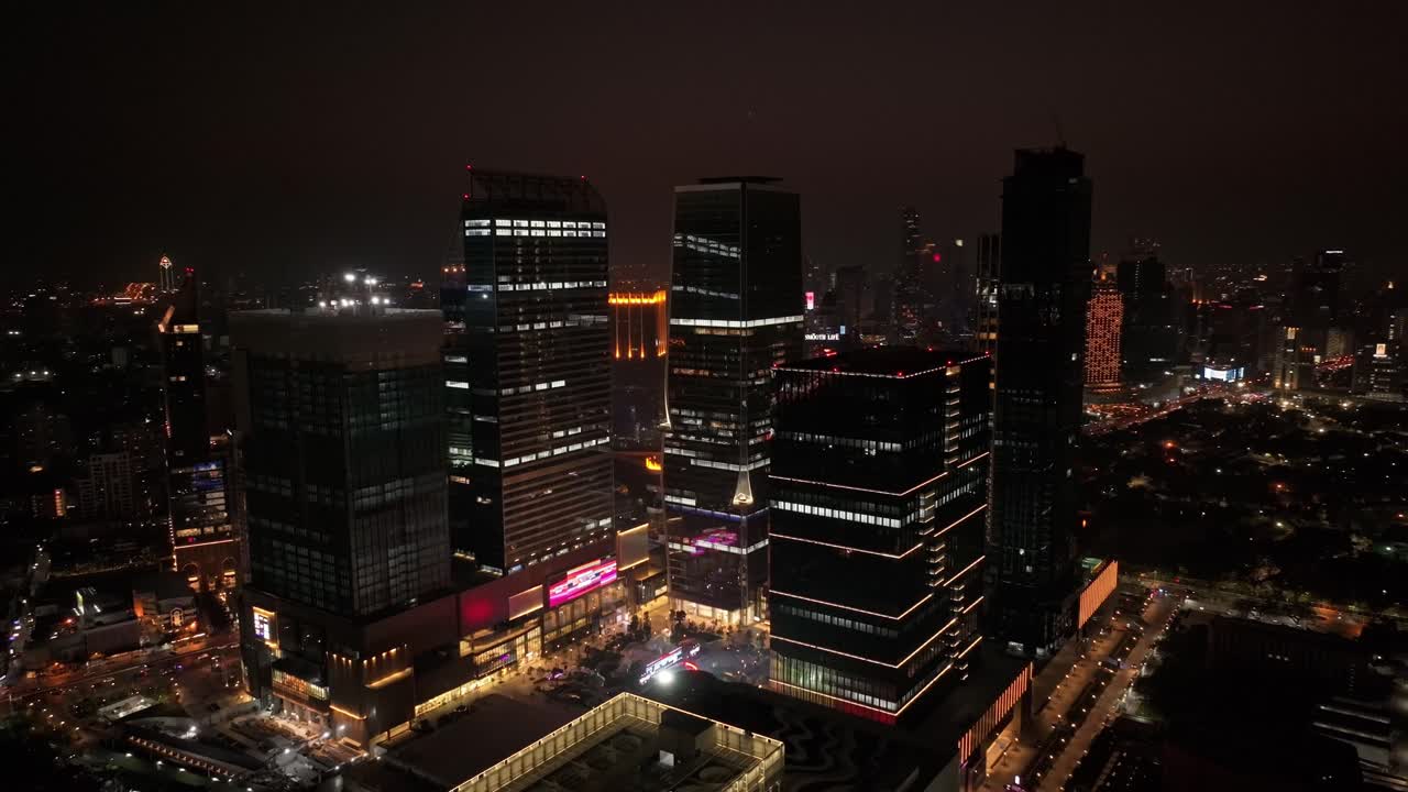 Drone capturando a paisagem urbana iluminada de Bangkok do alto