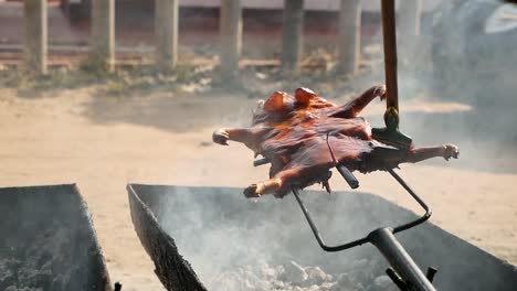 Das-Garen-Eines-Mit-Dem-Ganzen-Körper-Gebratenen-Schweinefleischs,-Das-Auf-Einem-Holzkohlegrill-Zubereitet-Wird