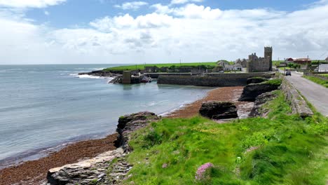 Irlands-Epische-Orte:-Der-Fischerhafen-Von-Slade-Auf-Der-Halbinsel-Hook-Head-Mit-Slade-Castle-An-Einem-Sommermorgen