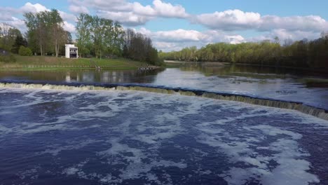 Fliegende-Fische-Am-Ventas-Rumba-Wasserfall