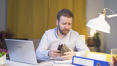 Hombre-Trabajador-De-Oficina-En-Casa-Mostrando-Su-Billetera-Vacía-A-La-Cámara.