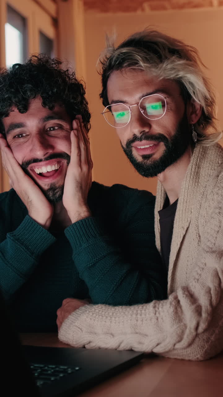 Coppia gay che condivide un momento felice a casa
