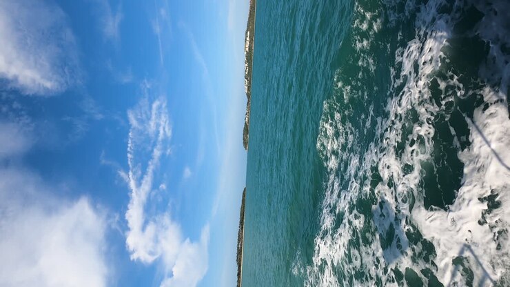 Vista dalla barca durante un viaggio da Koh Samui a Koh Phangan, verticale