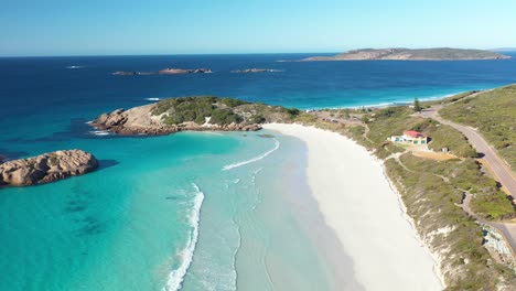 Ausgezeichnete-Luftaufnahme-Von-Klarem-Blauem-Wasser,-Das-Den-Weißen-Sand-Des-Twilight-Beach-In-Esperance,-Australien,-Umspült