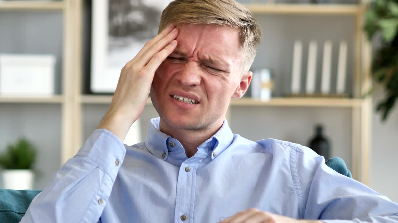 dolor de cabeza, retrato tenso de un hombre de negocios de mediana edad en la oficina