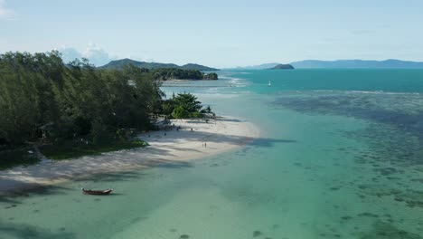 Sunny-day-at-Zen-Beach-Hub-on-shore-of-Koh-Phangan-with-tropical-blue-water