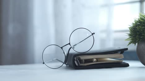espacio de trabajo elegante con gafas y cuaderno
