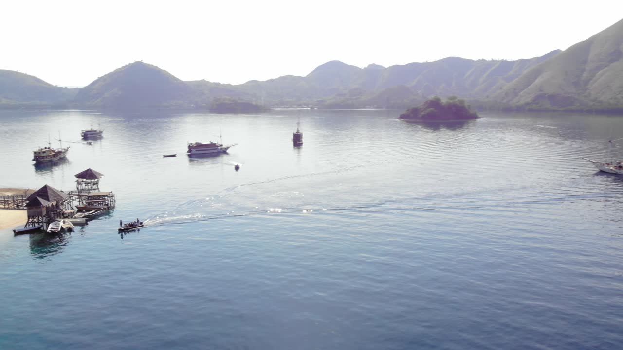 barcos turísticos en la isla de pulau kelor en indonesia en el parque nacional de komodo
