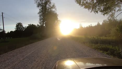 Beim-Fahren-Auf-Einer-Schotterpiste-Strahlt-Einem-Die-Sonne-Direkt-In-Die-Augen