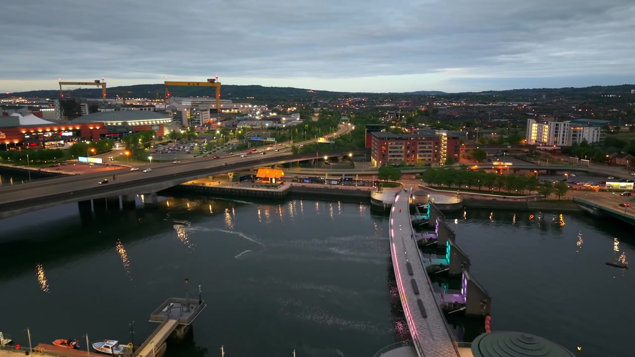 Vista aérea geral da área do Rio Lagan no centro da cidade de Belfast, Irlanda do Norte, no Reino Unido, à noite. Produzido em 4K, 60FPS e com cor Rec709.