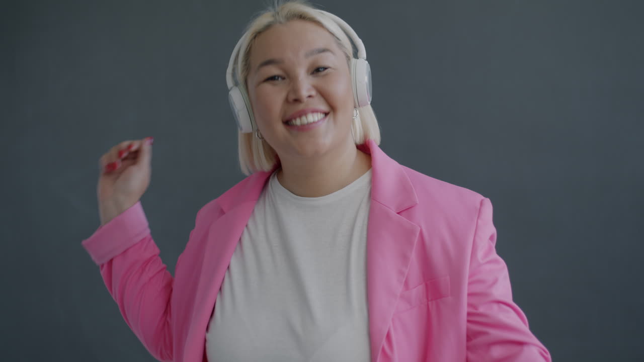 헤드폰으로 춤추는 여자