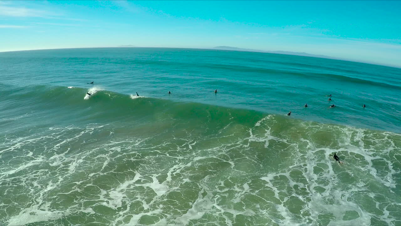 남부 캘리포니아 해변에서 파도를 타는 서퍼들 위의 공중 1
