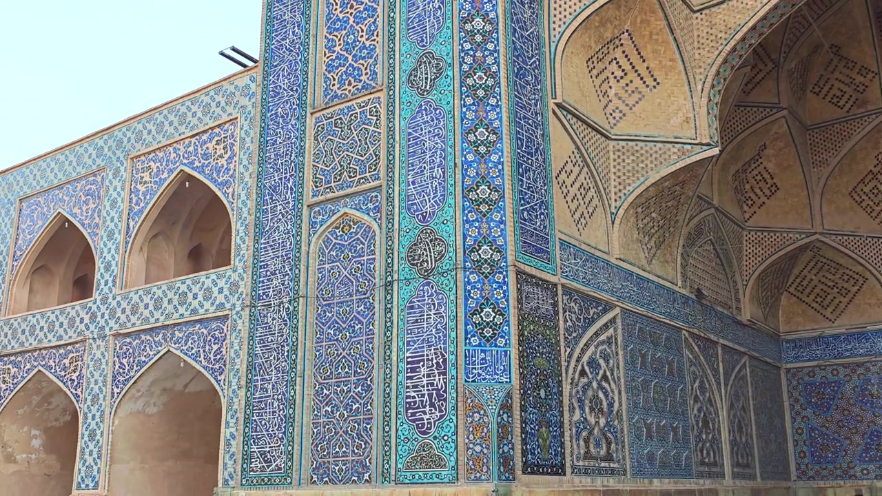 Azulejaria azul intrincada na arquitetura de uma mesquita persa histórica