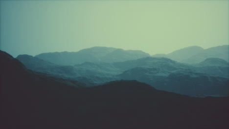 paisaje de la cordillera de los dolomitas cubierto de niebla