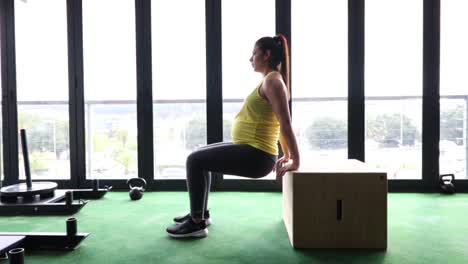 Modelo-De-Fitness-Femenino-Embarazada-Haciendo-Ejercicio-De-Peso-Corporal-En-Un-Gimnasio-Para-Mantenerse-En-Forma-Durante-Su-Tercer-Trimestre-De-Embarazo