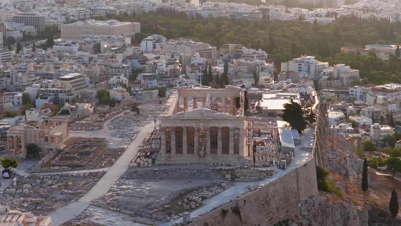 Foto de drone telefoto da Acrópole e do Partenon em Atenas, Grécia, destacando a arquitetura antiga detalhada contra o cenário urbano